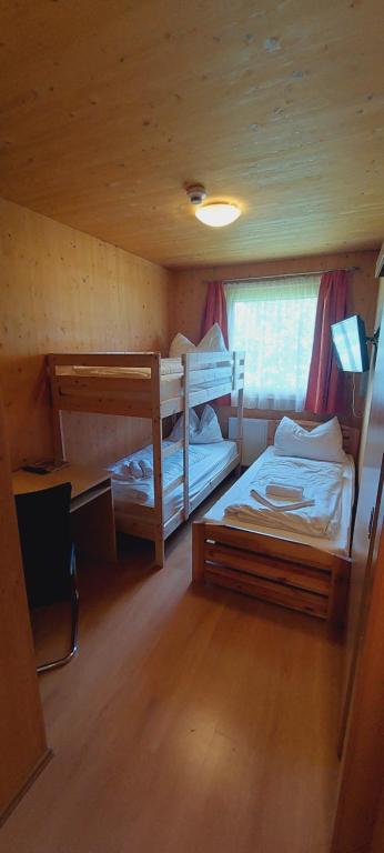 Postel nebo postele na pokoji v ubytování Grebenzenblick