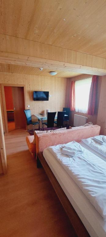Postel nebo postele na pokoji v ubytování Grebenzenblick
