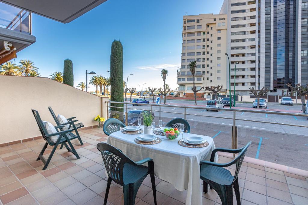 einen Tisch auf einem Balkon mit Straßenblick in der Unterkunft 161-Apartamento con vistas al mar a 100 m de la playa y en el centro de Empuriabrava-Empurialola in Empuriabrava
