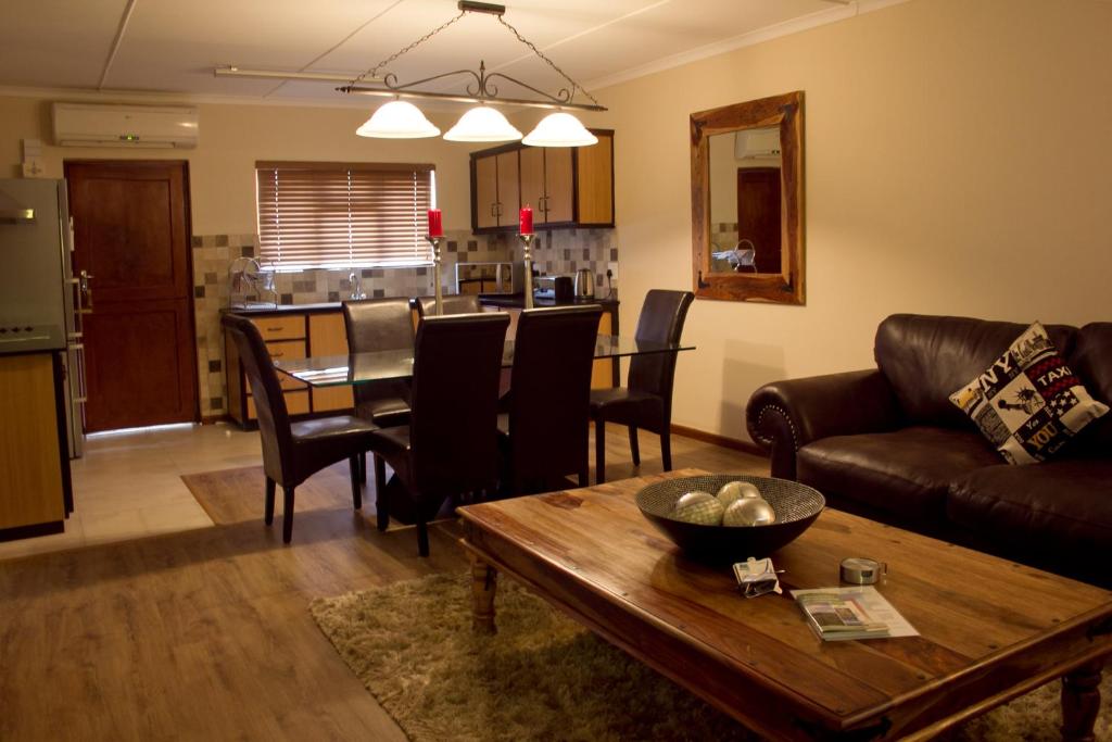 a living room with a table and a dining room at Bakgat Blyplek in Beaufort West