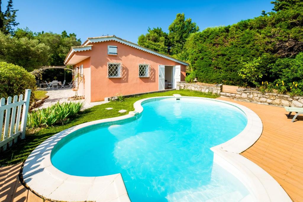 una piscina en un patio trasero con una casa en Villa Magalinette - Maison pour 6 avec piscine, en Mougins
