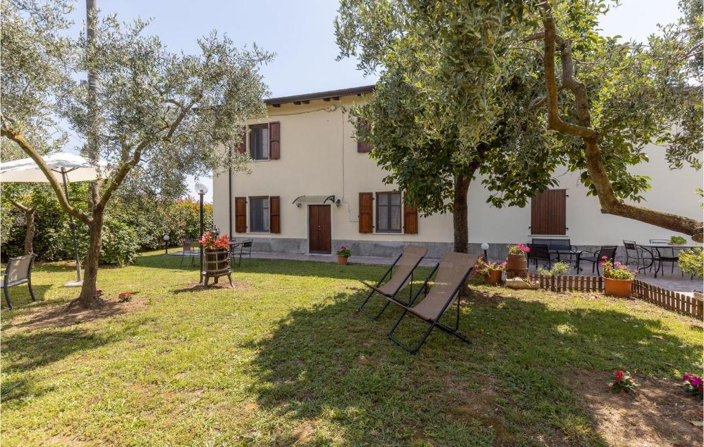 une maison avec une table de pique-nique dans une cour dans l'établissement Casa Di Greta, à Santo Stefano di Magra