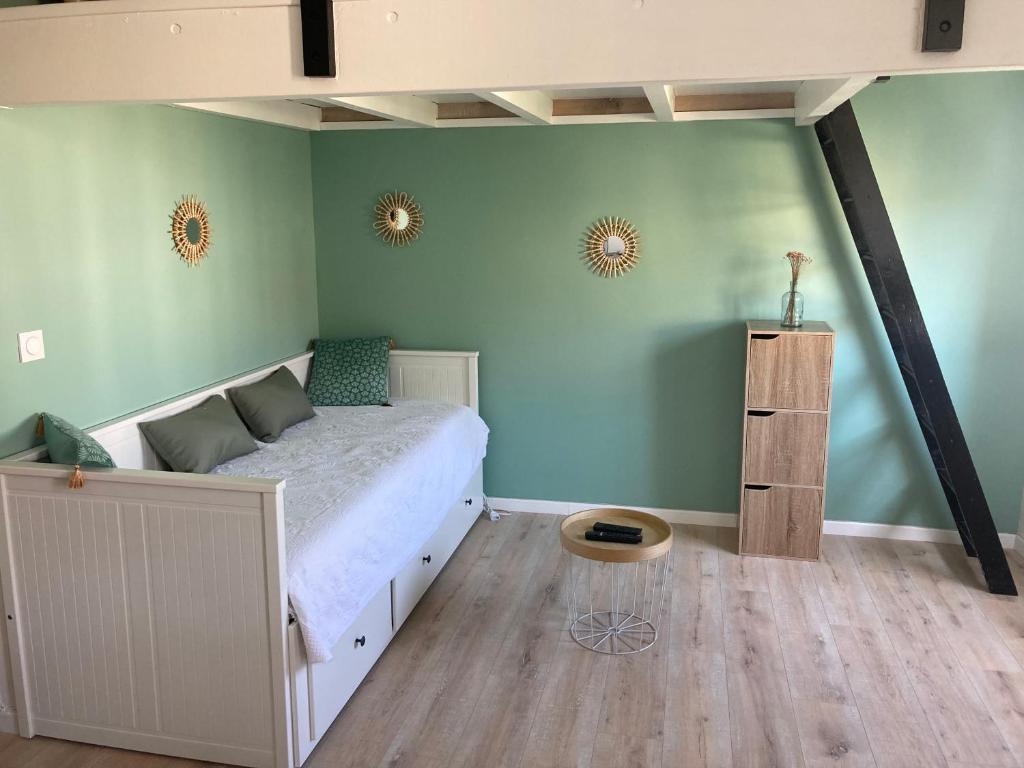 een slaapkamer met een bed en groene muren bij Superbe studio au cœur de Nice ! in Nice