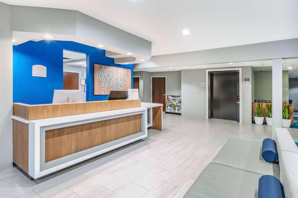 Microtel Inn & Suites by Wyndham Austin Airport photo