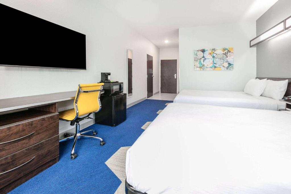 Microtel Inn & Suites by Wyndham Austin Airport photo