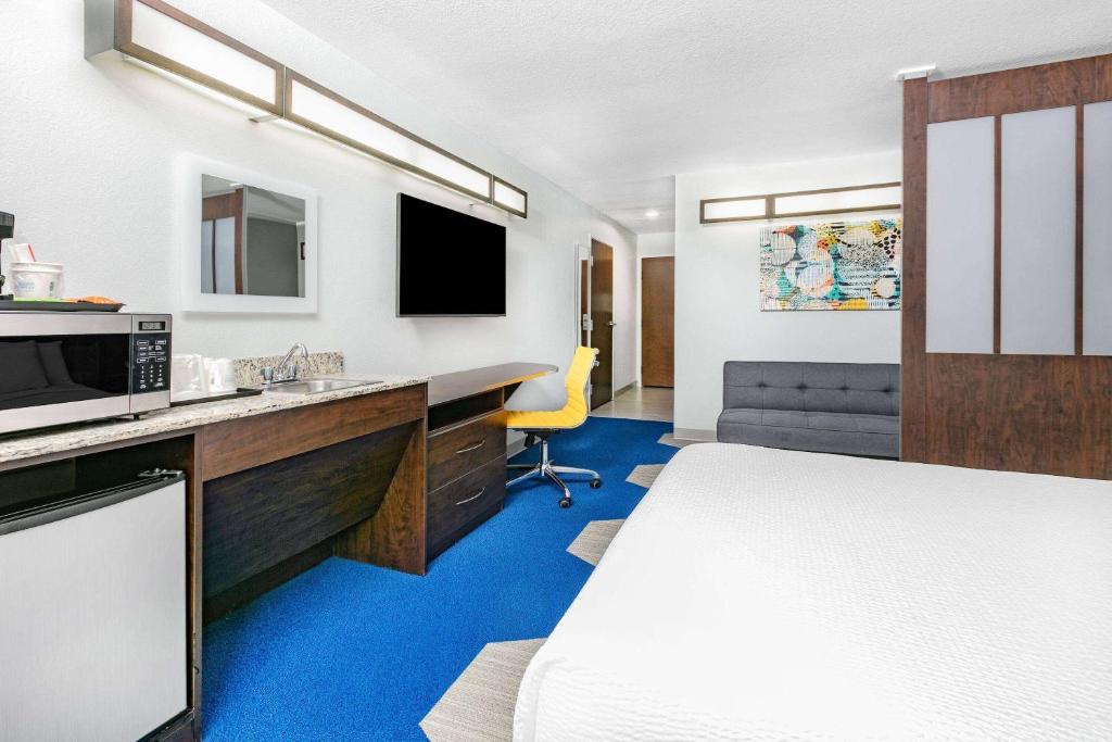 Microtel Inn & Suites by Wyndham Austin Airport photo