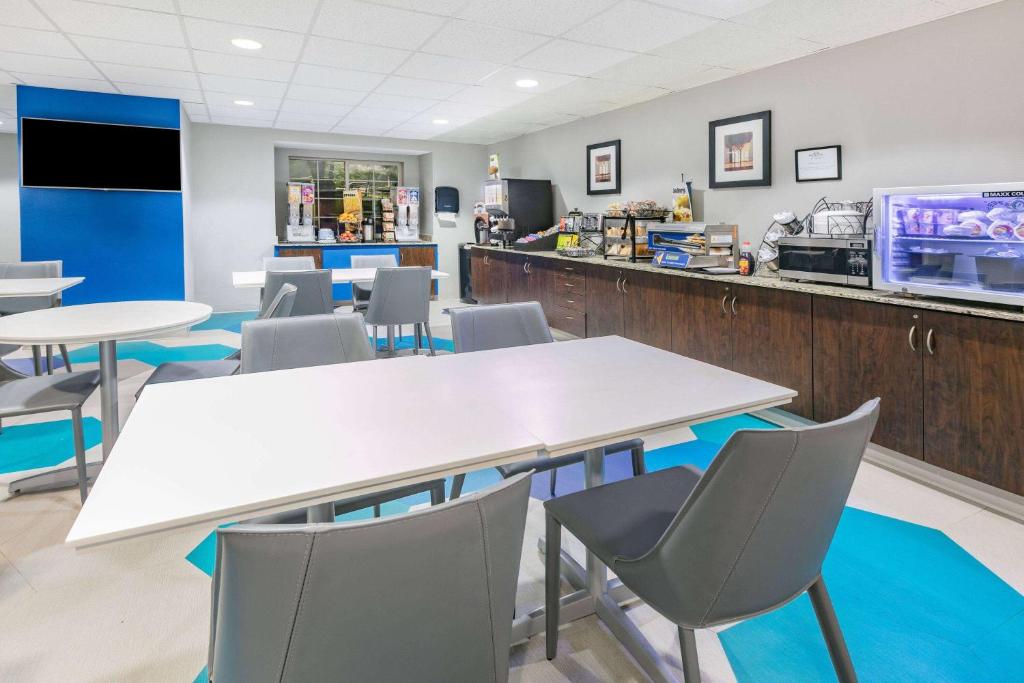 Microtel Inn & Suites by Wyndham Austin Airport photo