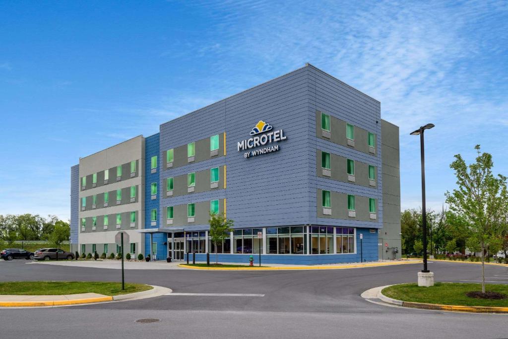 ウィンチェスターにあるMicrotel Inn & Suites by Wyndham Winchesterの大きな建物