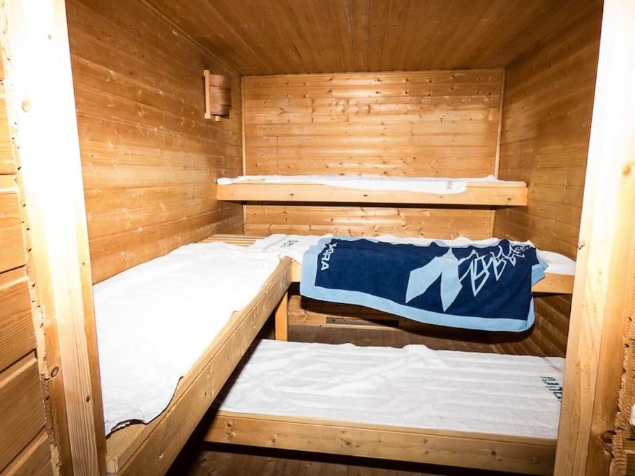 a wooden cabin with two bunk beds in it at Ihre Ferienwohnung mitten im Rhein-Main-Gebiet in Niederdorfelden