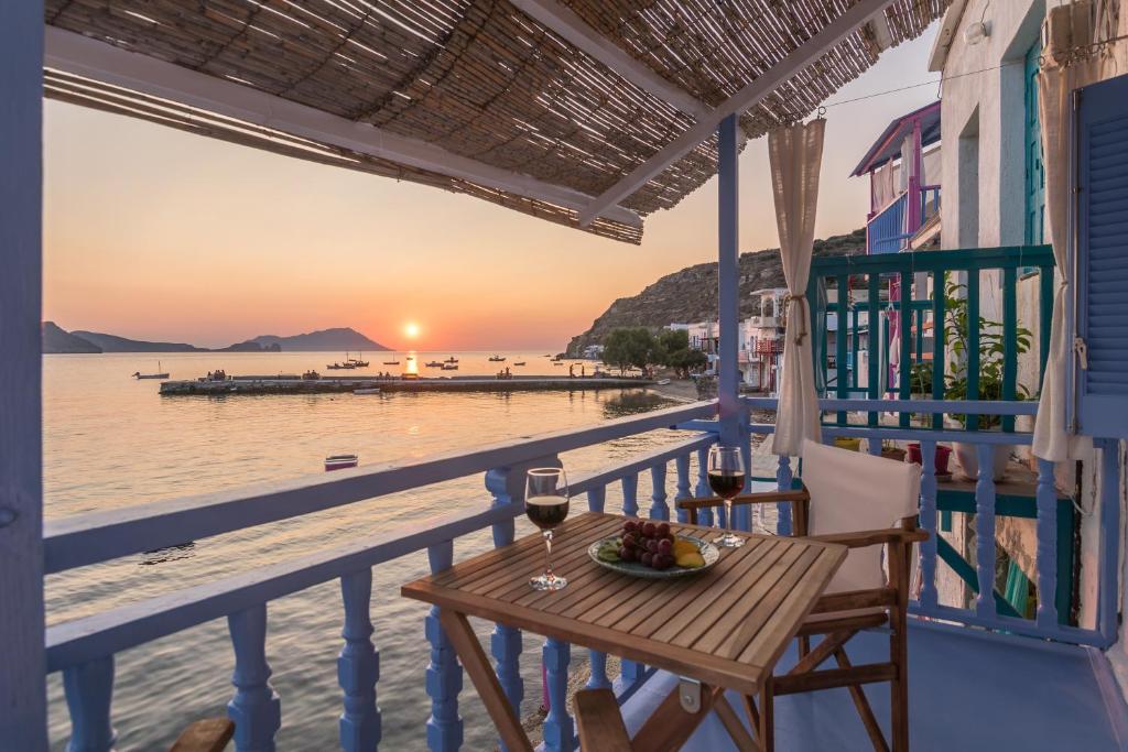 stół na balkonie z widokiem na ocean w obiekcie Blue Horizon Syrma w mieście Klima
