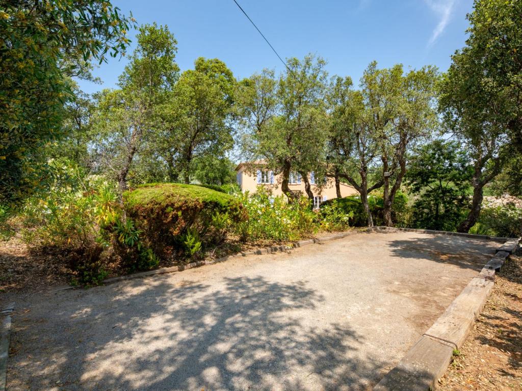 a driveway in front of a house with trees at Holiday Home La Bastide Rose by Interhome in Sainte-Maxime