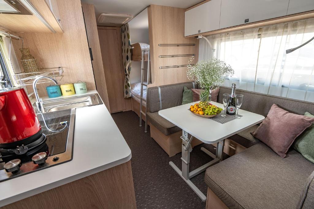 Kuchyň nebo kuchyňský kout v ubytování Dream Caravan's - קרוואנים מהממים ומאובזרים למשפחות בחוף גופרה בכנרת