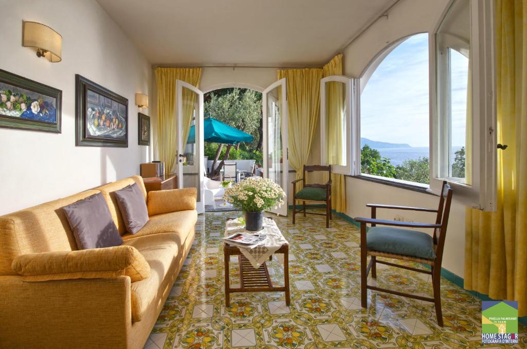 un soggiorno con divano e tavolo di Villa Dafne a Massa Lubrense