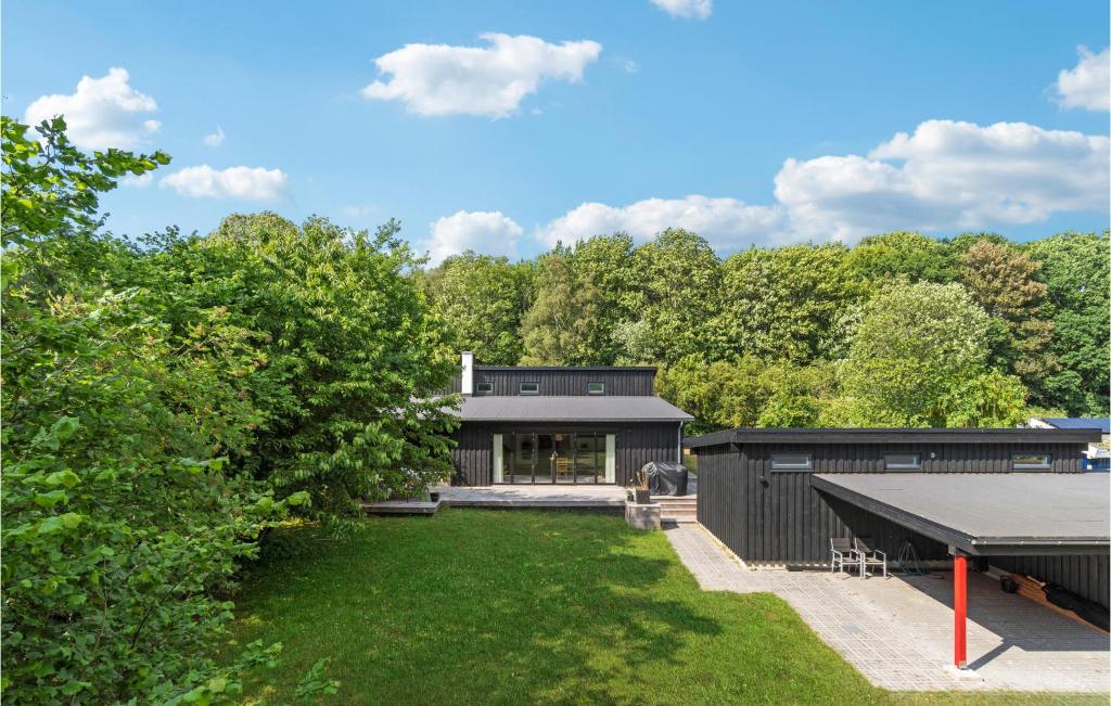 - une vue sur l'extérieur d'une maison noire avec une cour dans l'établissement Stunning Home In Gilleleje With Kitchen, à Gilleleje