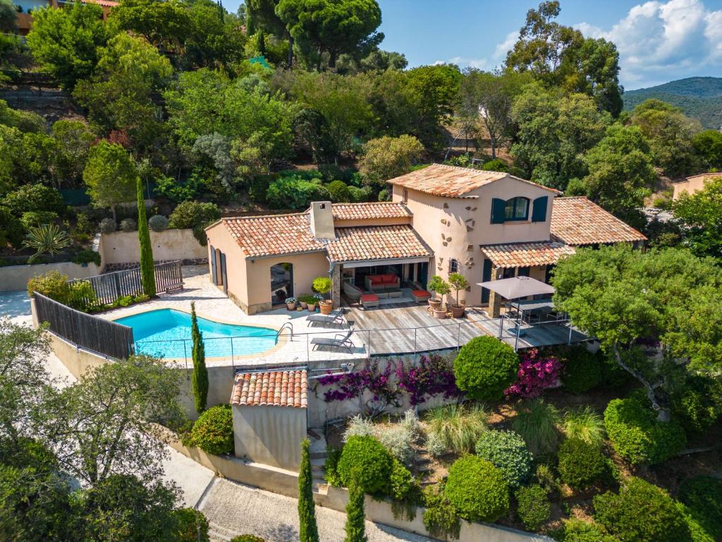 una vista aérea de una casa con piscina en Villa Le Pas de Courtin by Interhome, en Bormes-les-Mimosas