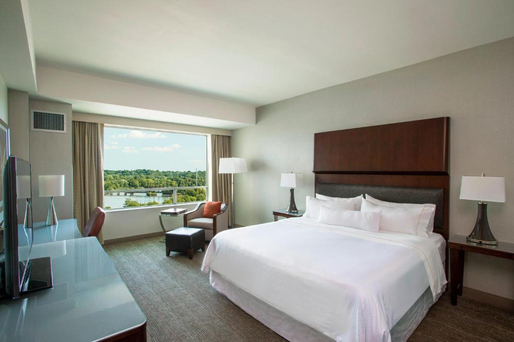 Postel nebo postele na pokoji v ubytování The Westin Wilmington