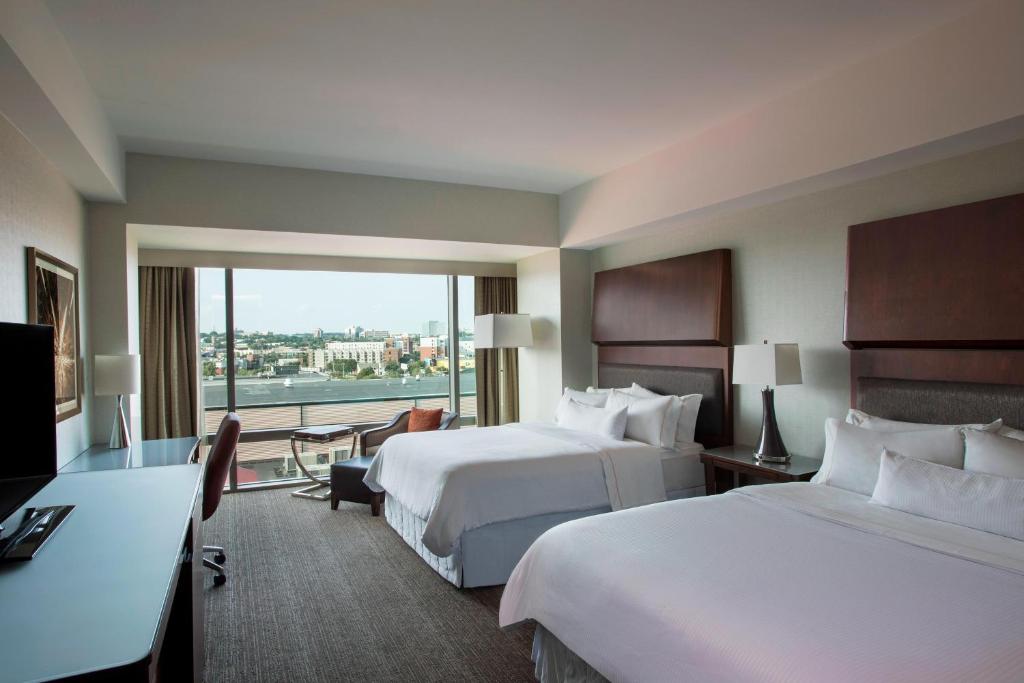 Postel nebo postele na pokoji v ubytování The Westin Wilmington