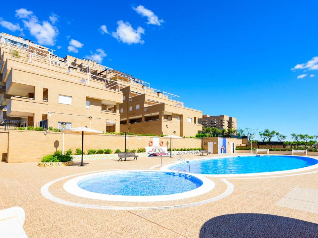 uma grande piscina em frente a um edifício em Apartment Sea View - Jardines del Mar I by Interhome em El Borseral