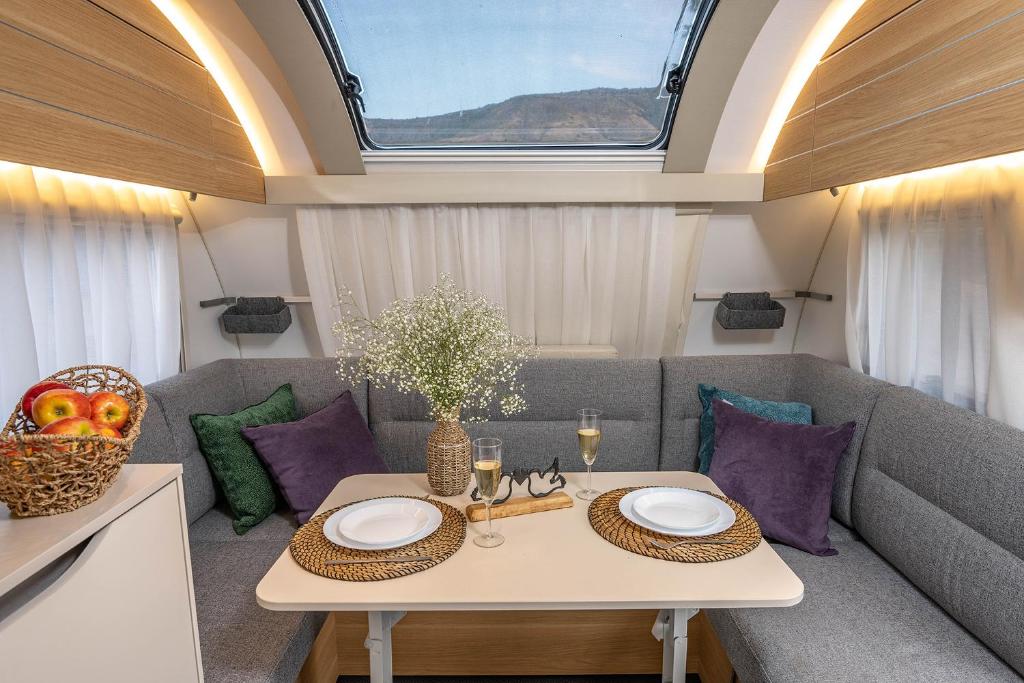 Posezení v ubytování Dream Caravan's - קרוואנים מהממים ומאובזרים למשפחות בחוף גופרה בכנרת