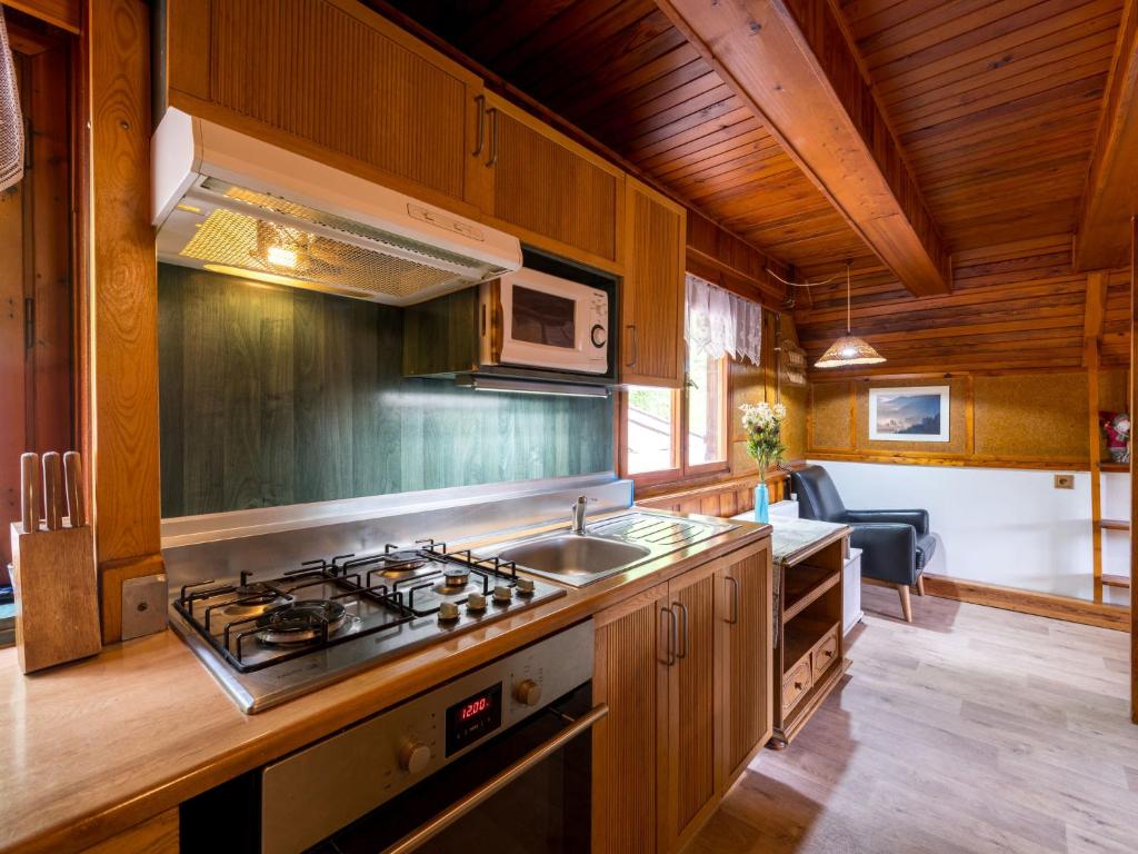 Kuchyň nebo kuchyňský kout v ubytování Chalet Mrklov by Interhome