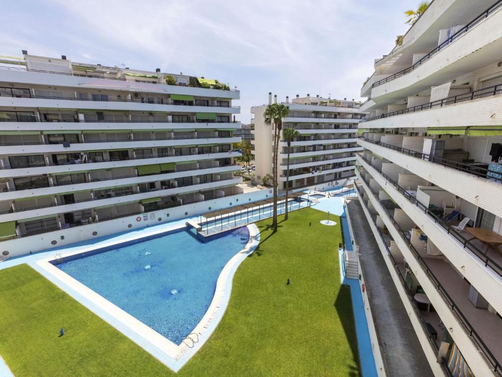 Bazén v ubytovaní Apartment Riviera Park J 37 by Interhome alebo v jeho blízkosti