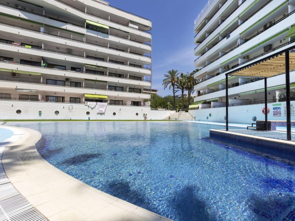 uma piscina em frente a um edifício com um cesto de basquetebol em Apartment Riviera Park-7 by Interhome em Salou