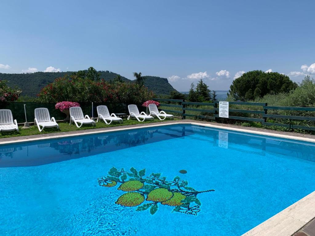 een zwembad met een schilderij erop bij Apartment Panorama-1 by Interhome in Costermano