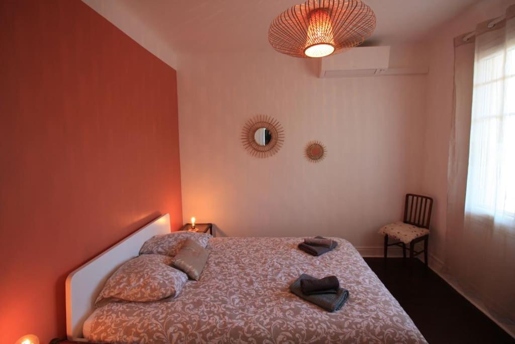 ein Schlafzimmer mit einem Bett mit zwei Kissen darauf in der Unterkunft Charming &amp; quiet appart 10 from beaches in Cannes