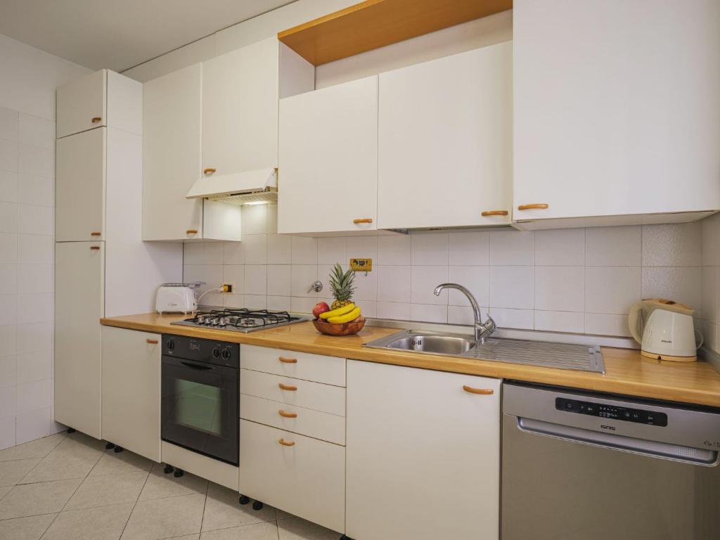Cuina o zona de cuina de Holiday Home Lucerna Due-3 by Interhome