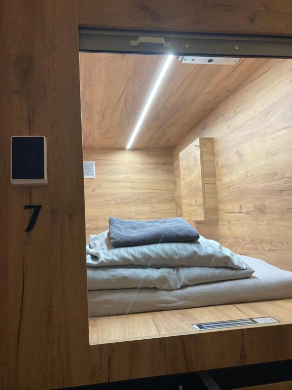 Postel nebo postele na pokoji v ubytování Capsule hostel Žižkov tower