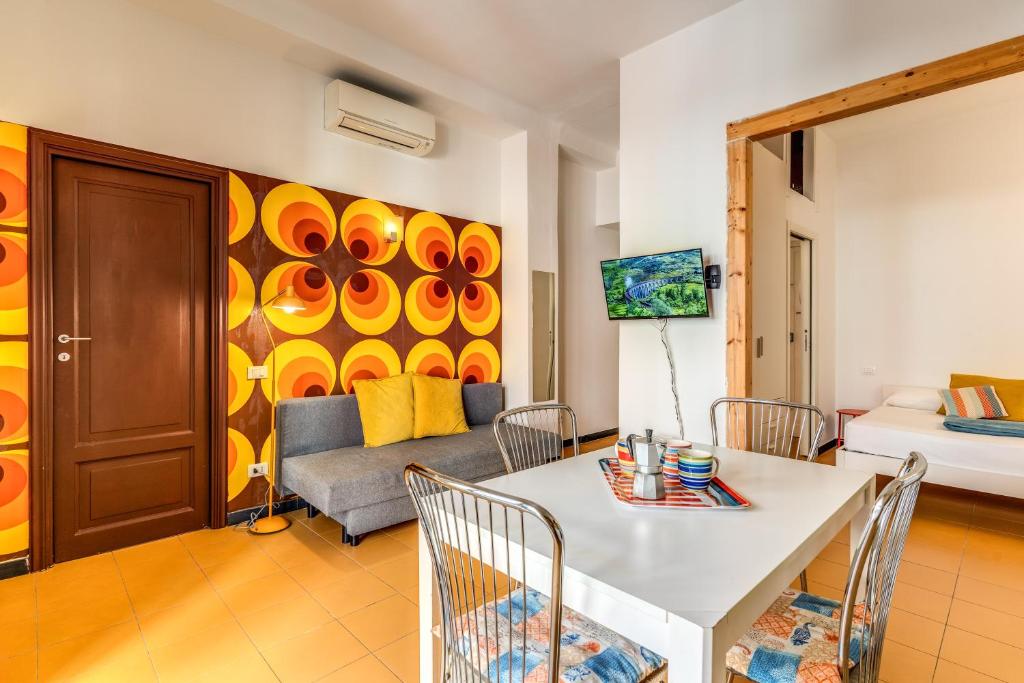 un soggiorno con tavolo e divano di AwesHomeItaly - Cinque Terre Colors Studio a La Spezia