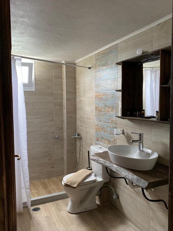 A bathroom at 1924 Studios 1
