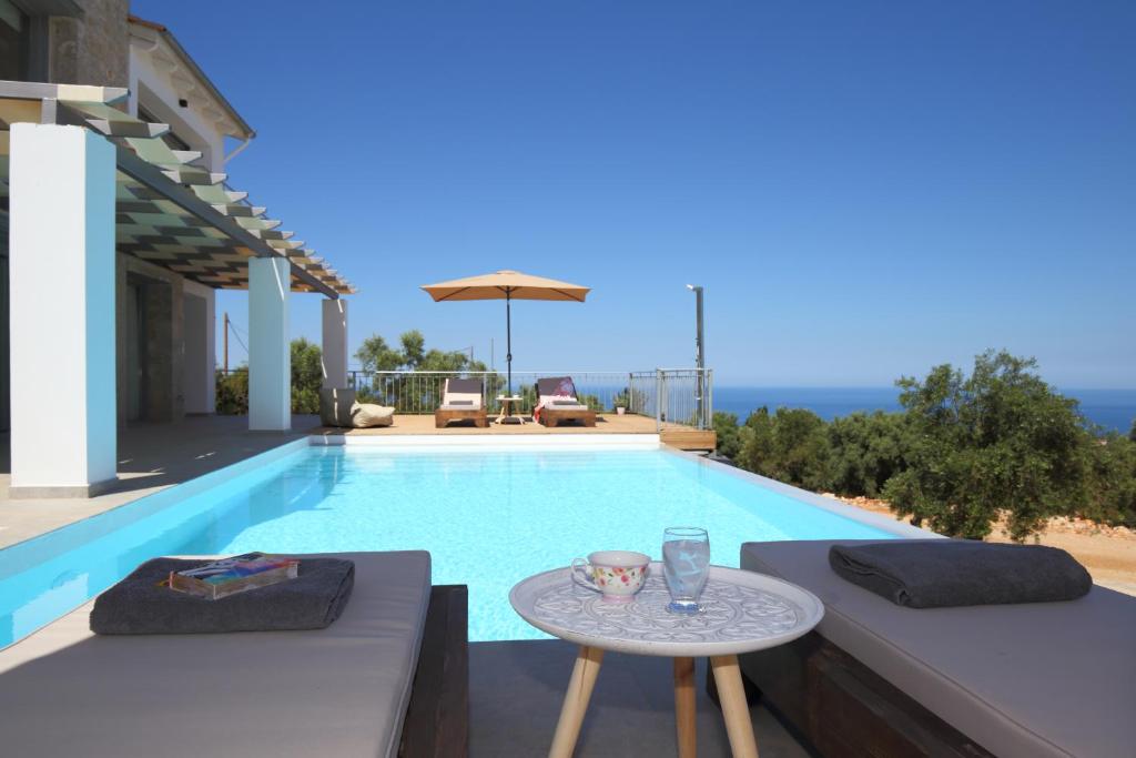 Bazén v ubytování Tsakmakis Villas - Luxury - Panoramic Sea View Lefkada nebo v jeho okolí