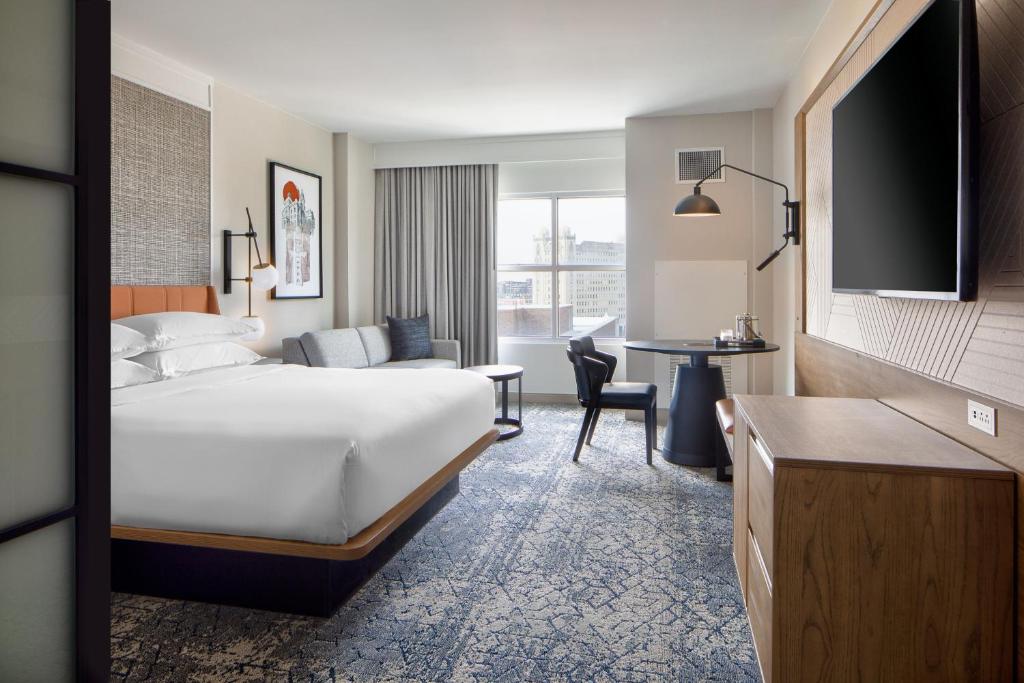Postel nebo postele na pokoji v ubytování Sheraton Fort Worth Downtown Hotel
