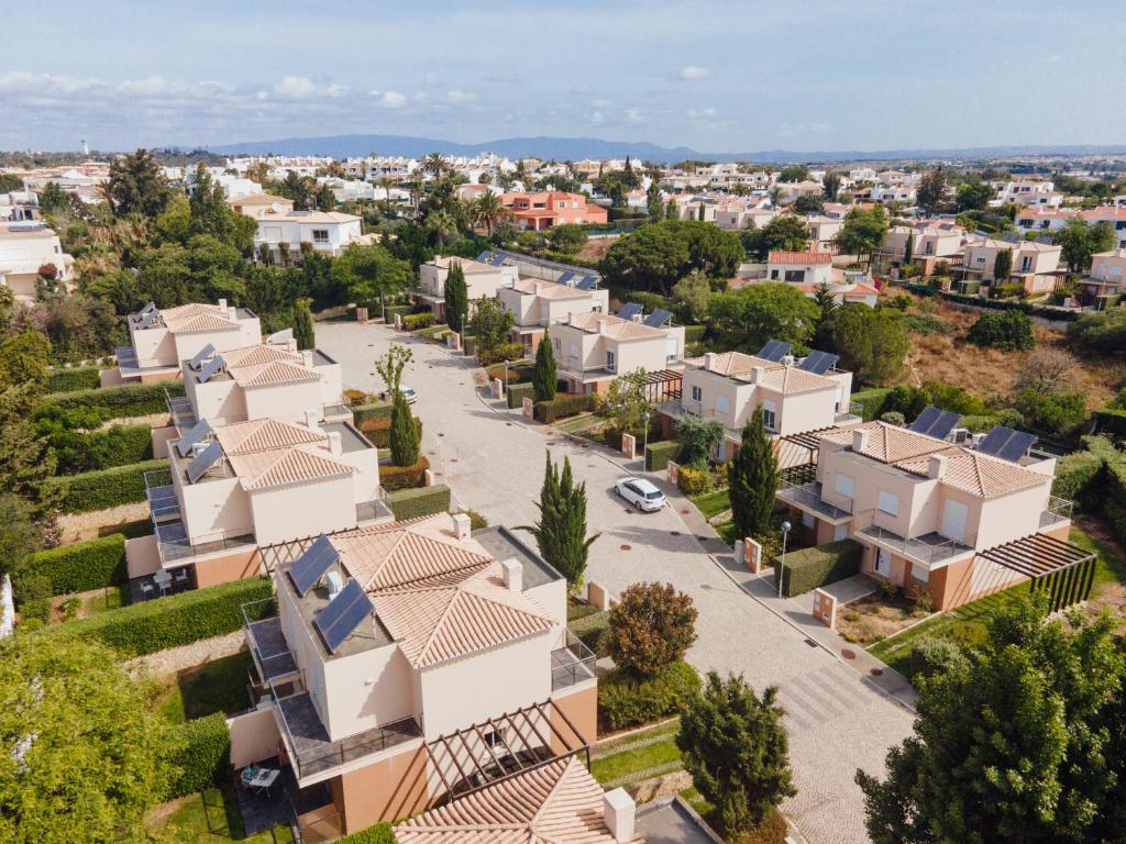 uma vista aérea de uma cidade com casas brancas em Hello Villas em Carvoeiro