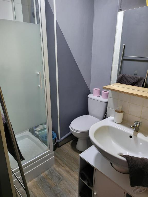 uma casa de banho branca com um WC e um lavatório em Cosy em Marselha