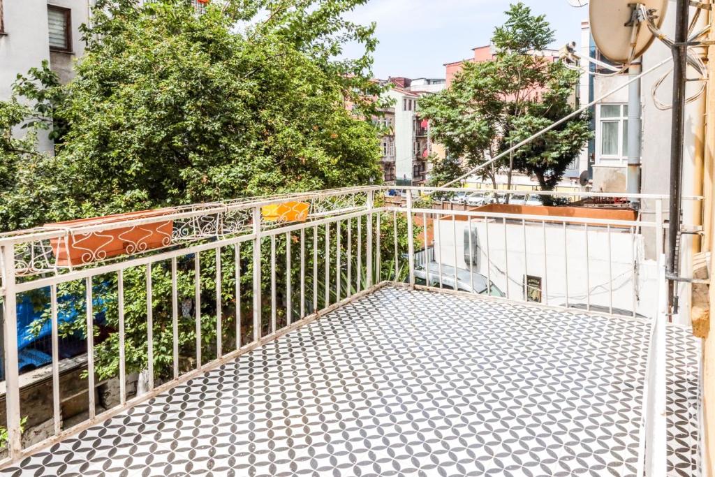 una puerta de metal en el balcón de un edificio en Studio Flat w Balcony Near Moda Shore in Kadikoy en Estambul