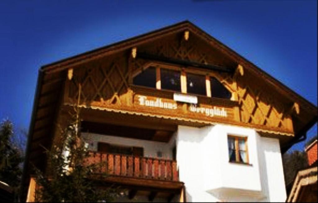 ミッテンヴァルトにある1a Alpen Panorama Hütteのバルコニー付きの建物