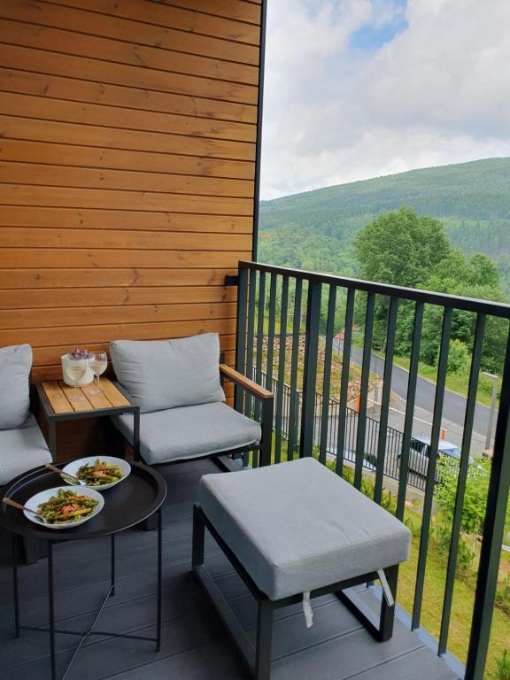 Balkón alebo terasa v ubytovaní Apartament Szyszka Izerski Resort - strefa z sauną