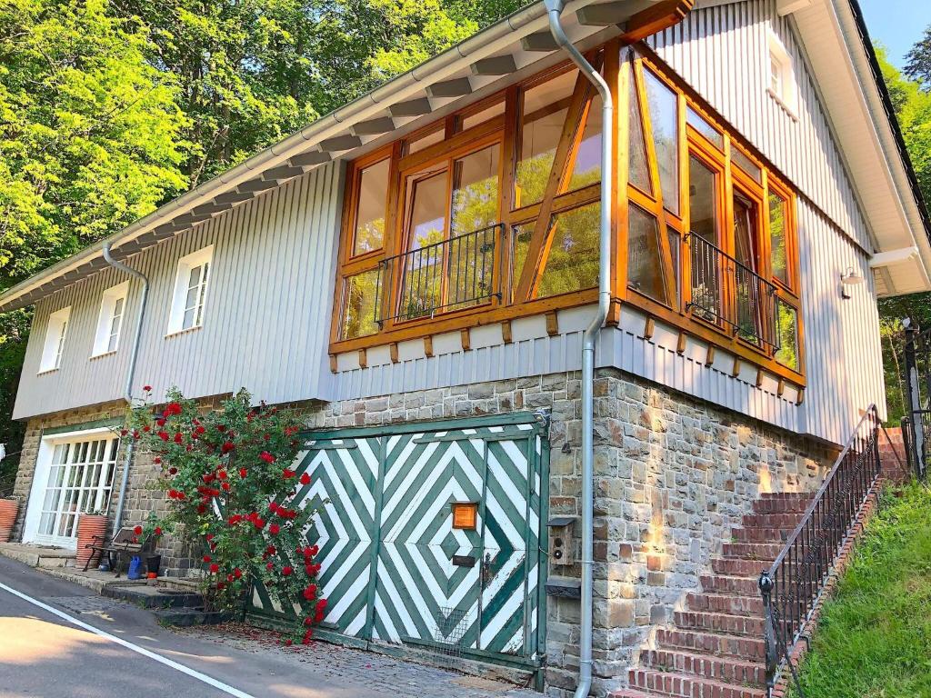 een huis met een groene deur en een balkon bij The coach house in Altenherfen