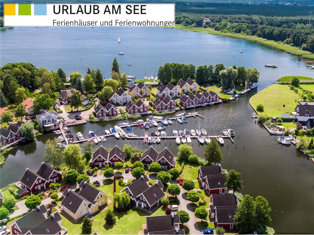 una vista aérea de un complejo en un río con puerto deportivo en Marinapark Scharmützelsee, en Wendisch Rietz