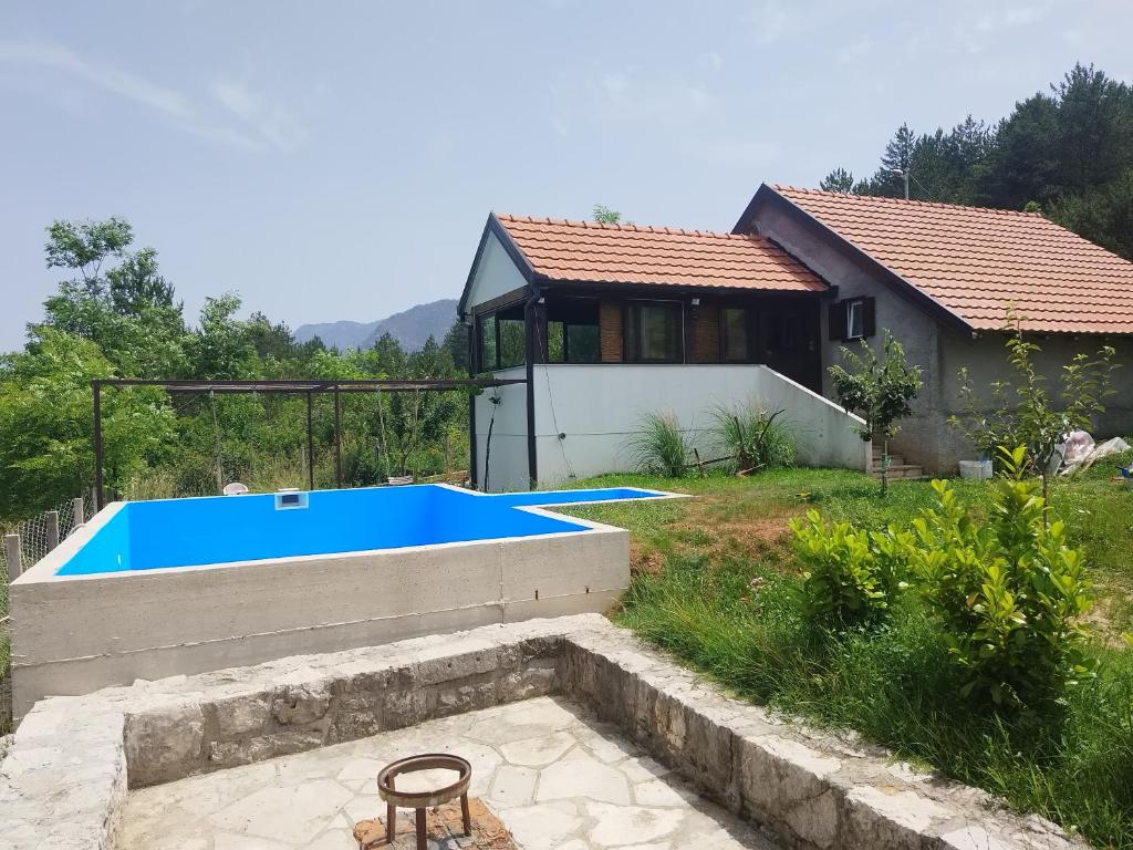 ein Haus mit einem Pool im Hof in der Unterkunft Trebinje - Lastva - Vikendica Vukovic- in Trebinje