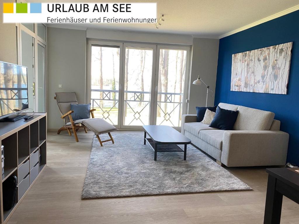 sala de estar con sofá y mesa en Apartment am See Bad Saarow en Bad Saarow