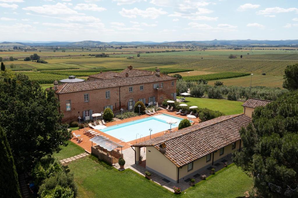 an aerial view of a house with a swimming pool at Agriturismo S.Angelo in Foiano della Chiana