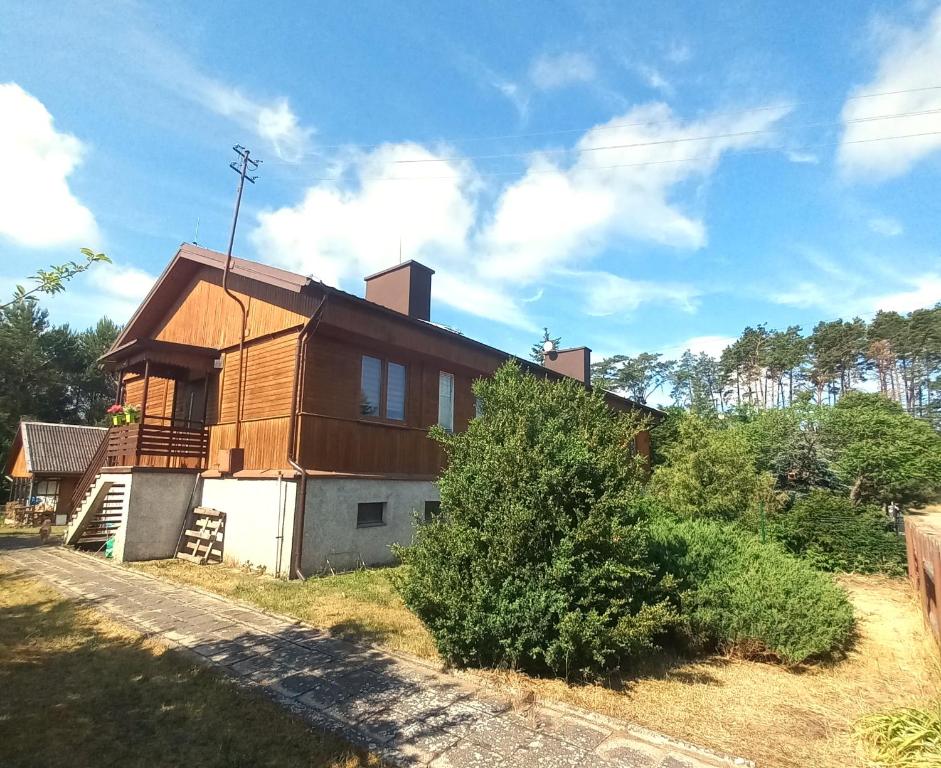 una casa con techo de gambrel encima en Agroturystyka Leśny Oddech Bory Tucholskie, en Bysław