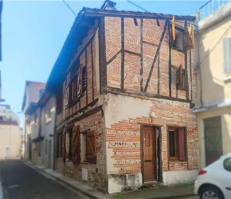 un bâtiment en briques sur le côté d'une rue dans l'établissement Maison cosy en hyper-centre, à Agen