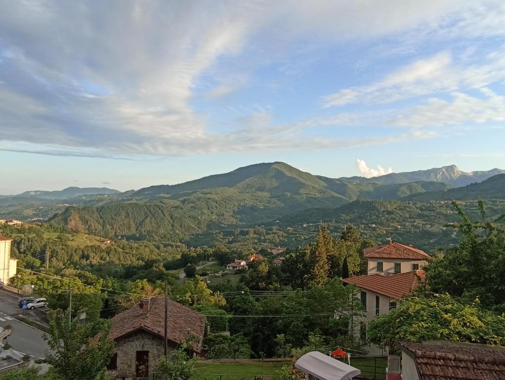 a view of a valley with mountains in the distance at Old Town House in San Romano