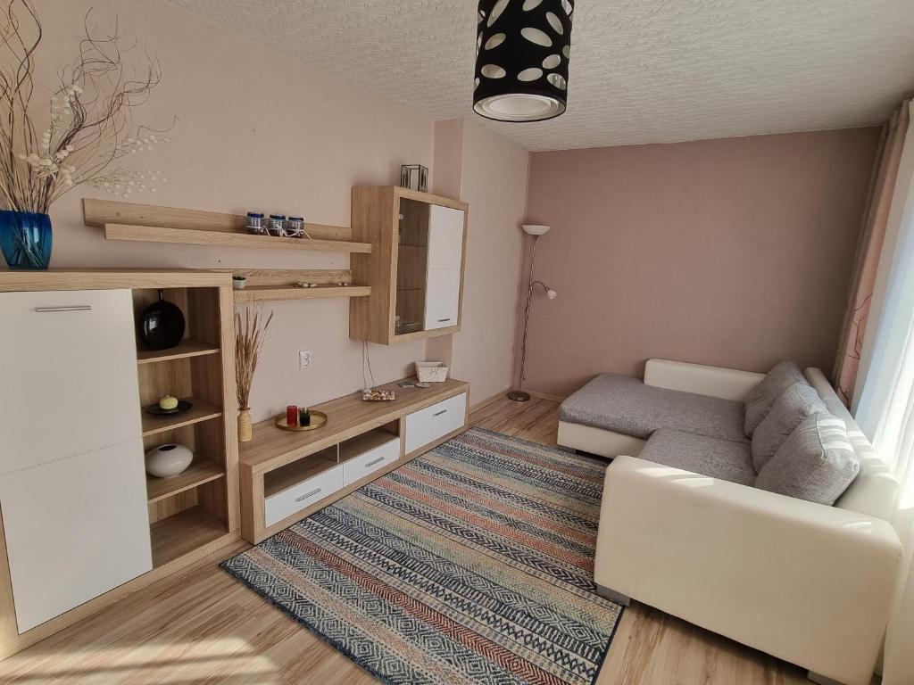 un soggiorno con divano e tavolo di Apartment Kurši a Kolka