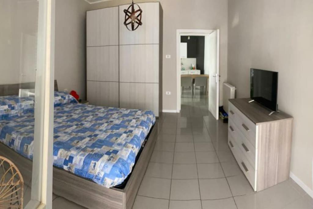 a bedroom with a bed and a tv and a dresser at appartamento fronte mare in Pescara