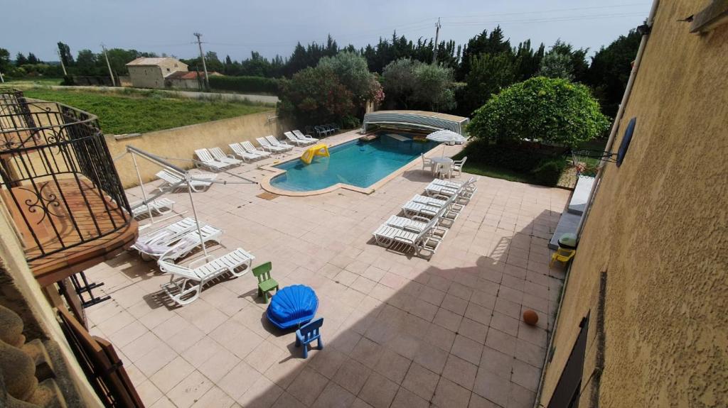 an overhead view of a swimming pool with lounge chairs at Cadre d&#39;exception in Orange